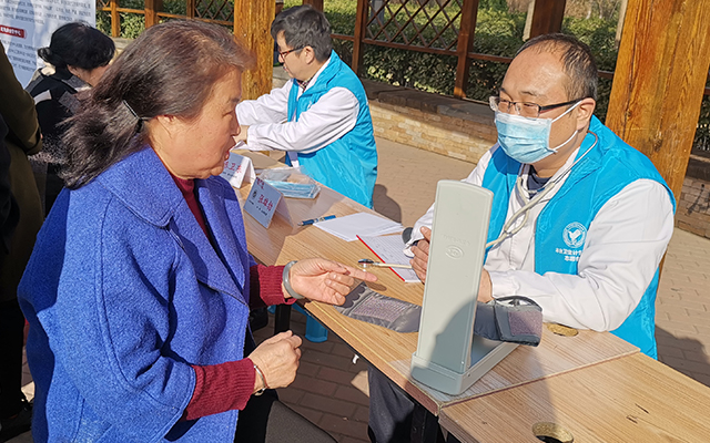 【学雷锋日】真人在线,真人在线(中国)举办“爱满京城，牵手智慧家医”志愿服务活动(图5)